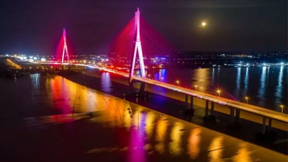 Cầu Cần Thơ là công trình giao thông nổi bật với nhịp dây văng chính 550 m, góp phần kết nối TP Cần Thơ với tỉnh Vĩnh Long.