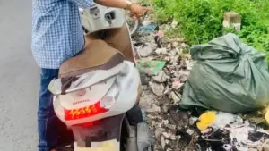 Vứt rác bừa bãi ven đường Rạch Cầu Suối, một người đàn ông bị Công an xã Vĩnh Lộc xử phạt 1,5 triệu đồng.