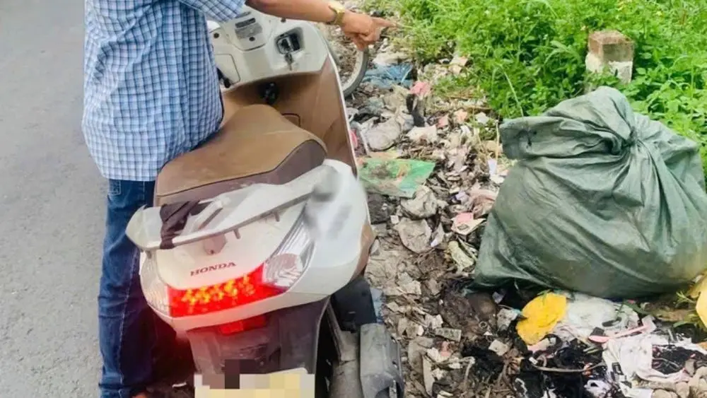 Vứt rác bừa bãi ven đường Rạch Cầu Suối, một người đàn ông bị Công an xã Vĩnh Lộc xử phạt 1,5 triệu đồng.