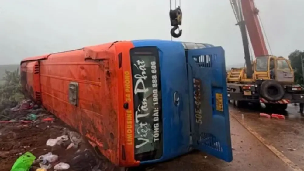 Ôtô giường nằm chở 33 khách bị lật trên tuyến tránh quốc lộ 19 ở Gia Lai, một người tử vong, 20 người được đưa đến bệnh viện cấp cứu.