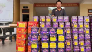 Đoàn Quý Hợi bị khởi tố về tội Mua bán hàng cấm sau khi Công an tỉnh Nghệ An phát hiện, thu giữ gần 300 kg pháo hoa nổ.