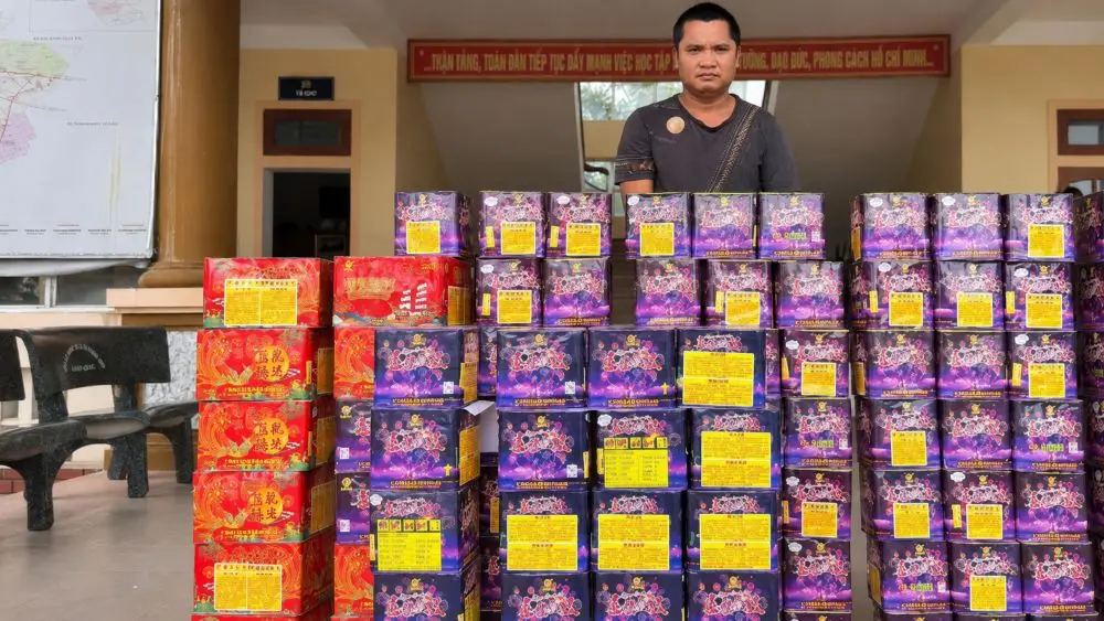 Đoàn Quý Hợi bị khởi tố về tội Mua bán hàng cấm sau khi Công an tỉnh Nghệ An phát hiện, thu giữ gần 300 kg pháo hoa nổ.