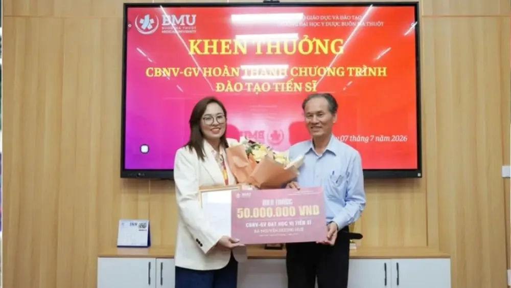 Chính sách thu hút giảng viên của Trường đại học Y Dược Buôn Ma Thuột hỗ trợ đào tạo, nghiên cứu và phát triển đội ngũ.