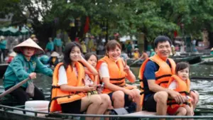 Du lịch Ninh Bình bùng nổ dịp lễ với gần 777.000 lượt khách, doanh thu dự kiến 1.030 tỉ đồng, tăng mạnh so với cùng kỳ năm 2025