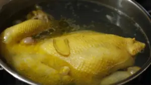 Thịt gà có thực sự kỵ tôm, tỏi, rau răm? Chuyên gia giải thích những quan niệm dân gian và lưu ý an toàn khi chế biến thịt gà.