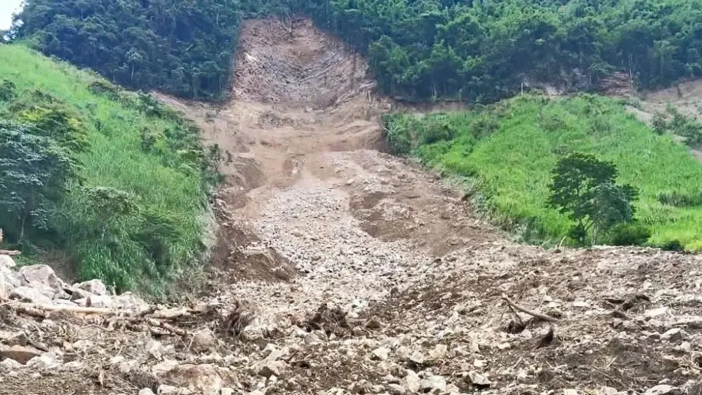 Sạt lở ở Nghệ An khiến đất đá từ núi cao tràn xuống, vùi lấp tuyến đường dẫn vào 4 bản tại xã Mường Lống.