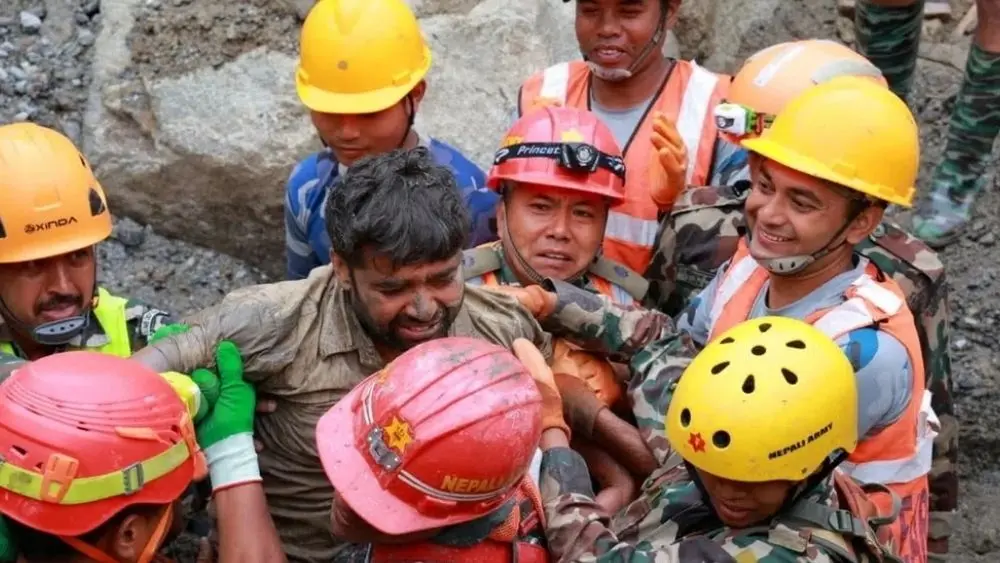 Sanjay Sah được giải cứu sau 9 ngày mắc kẹt trong đường hầm Nepal, mang lại hy vọng cho chiến dịch tìm kiếm những công nhân mất tích.