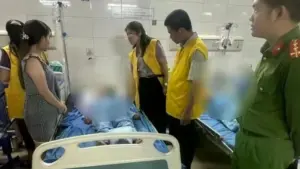 Người phụ nữ ở Thái Nguyên bất tỉnh tại nhà với nhiều thương tích được chính quyền địa phương thăm hỏi, động viên khi đang điều trị.