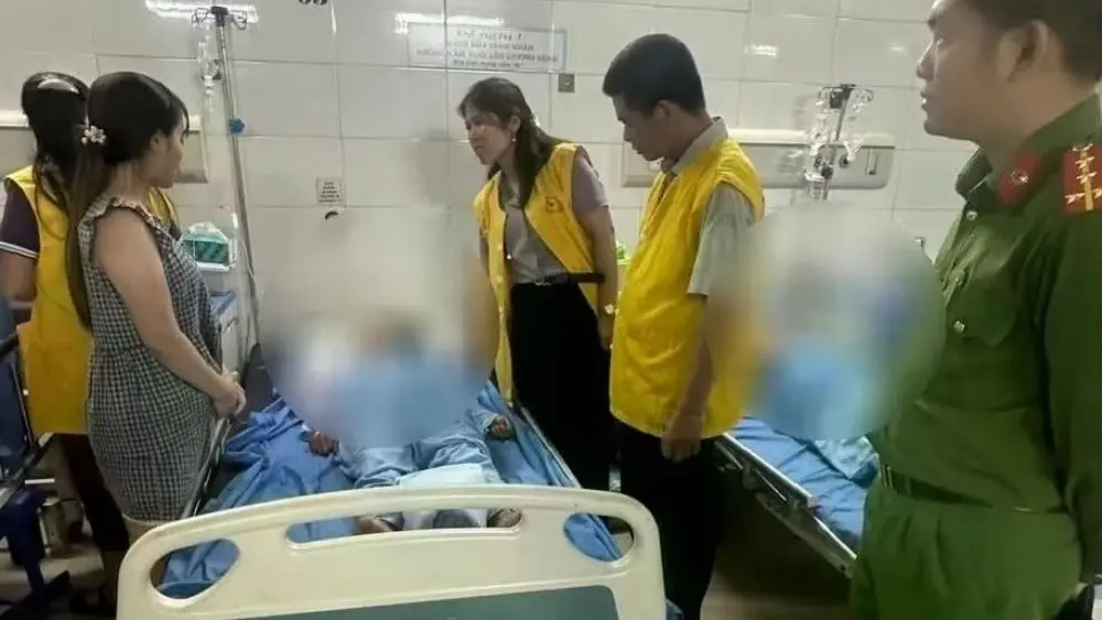Người phụ nữ ở Thái Nguyên bất tỉnh tại nhà với nhiều thương tích được chính quyền địa phương thăm hỏi, động viên khi đang điều trị.