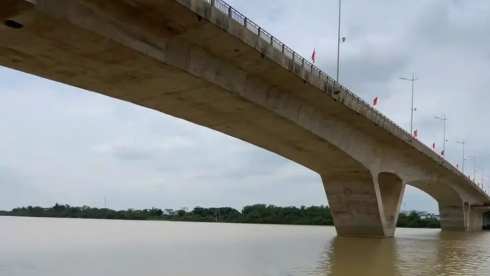 Tìm kiếm người phụ nữ mất liên lạc sau khi xe máy và đồ cá nhân được phát hiện tại cầu Nguyệt Viên, Thanh Hóa. Xem thông tin mới nhất.