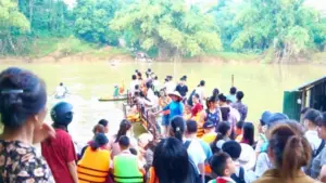 Bến đò Đoàn Kết chưa hoạt động trở lại, người dân phải dùng thuyền nhỏ đưa học sinh qua sông Cầu đến trường.
