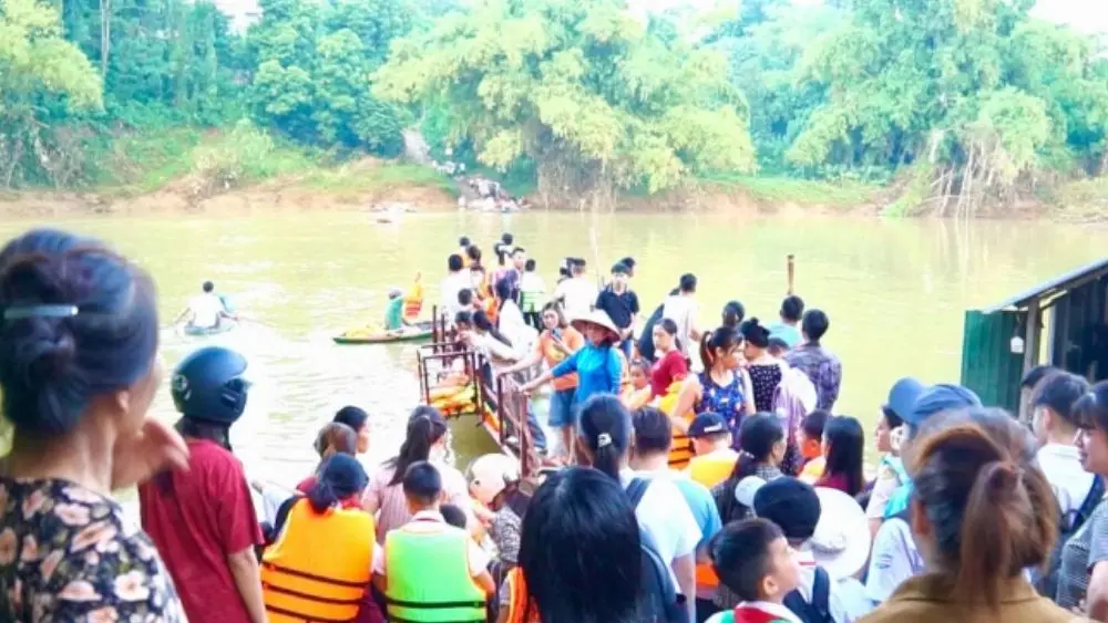 Bến đò Đoàn Kết chưa hoạt động trở lại, người dân phải dùng thuyền nhỏ đưa học sinh qua sông Cầu đến trường.