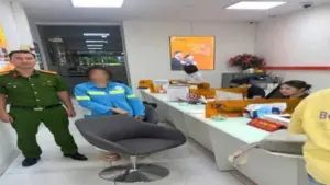 ừa đảo chiếm đoạt tài sản qua mạng khiến một phụ nữ ở Hà Nội chuyển 60 triệu đồng và suýt rút thêm 3 sổ tiết kiệm.