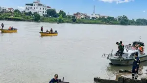Thiếu tá Trần Văn Tùng nhảy xuống sông Trà Lý cứu người rồi mất tích. Lực lượng chức năng đang khẩn trương tìm kiếm hai người.