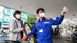 Giá xăng dầu hôm nay 14/9 tiếp tục tăng trên thế giới, trong nước xăng E10RON95-III có giá bán tối đa 24.239 đồng/lít.
