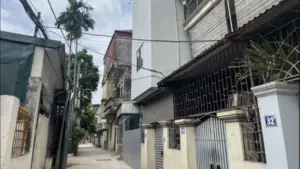 Nhà đất thổ cư trầm lắng khi người mua lo ngại quy hoạch và giá cao, trong khi nhu cầu tìm kiếm chung cư tại Hà Nội tăng mạnh.