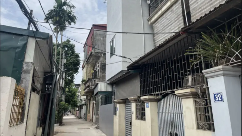 Nhà đất thổ cư trầm lắng khi người mua lo ngại quy hoạch và giá cao, trong khi nhu cầu tìm kiếm chung cư tại Hà Nội tăng mạnh.