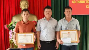 32 ngư dân được cứu sống sau 4 ngày trôi dạt trên biển, hai thuyền trưởng tham gia cứu nạn được UBND xã Núi Thành khen thưởng.