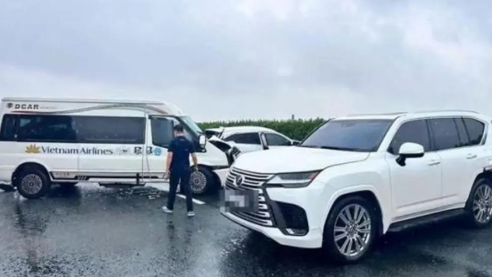 Tai nạn liên hoàn trên cao tốc Pháp Vân khiến 2 người bị thương. Xe Lexus bị xác định có dấu hiệu lạng lách, chèn ép và dừng trên cao tốc.
