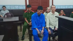 Cựu cán bộ công an và chuyên viên lao động bị xét xử trong vụ xác nhận cư trú khống, can thiệp hồ sơ giúp người nghiện tránh cai nghiện bắt buộc.