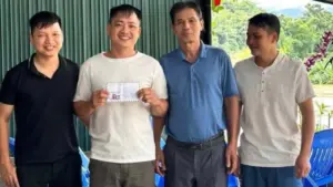 Anh Nguyễn Văn Cao ở Nghệ An lao xuống sông Hiếu cứu cụ bà bị lũ cuốn và được Ban quản lý bản Ban đến thăm hỏi, động viên.