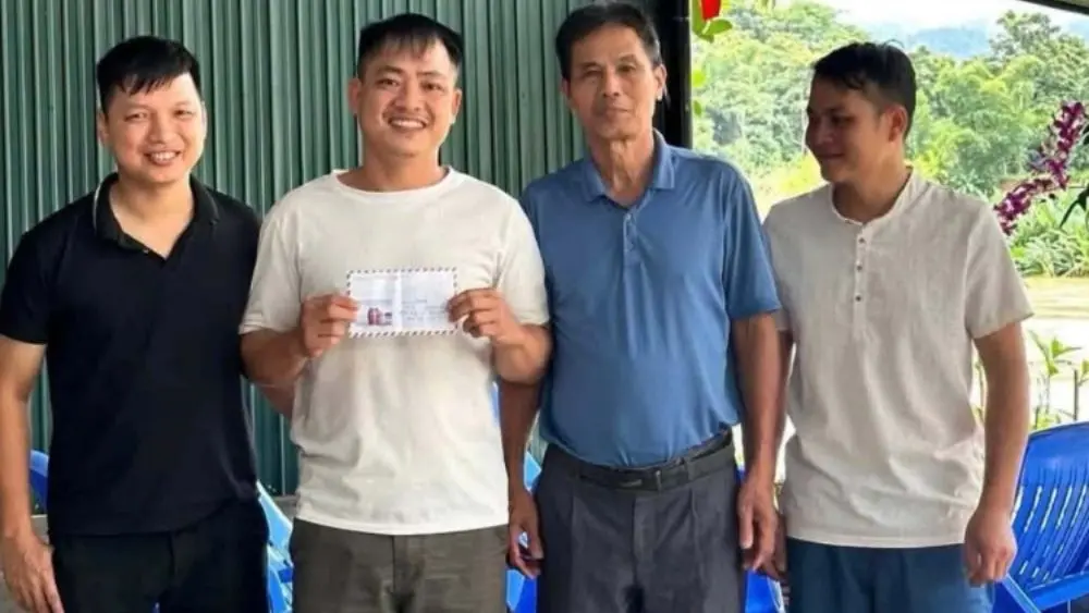 Anh Nguyễn Văn Cao ở Nghệ An lao xuống sông Hiếu cứu cụ bà bị lũ cuốn và được Ban quản lý bản Ban đến thăm hỏi, động viên.