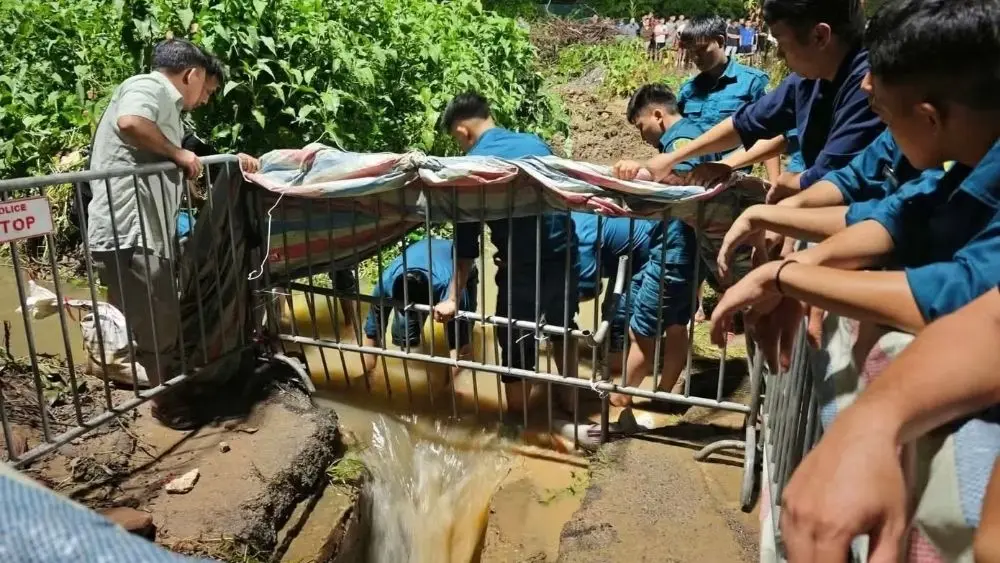Nam sinh tử vong tại miệng cống ở Hà Nội sau khi gặp nạn trong khu vực ngập sâu; đơn vị thoát nước lên tiếng về vụ việc.
