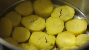 Khoai lang hấp hoặc luộc giúp giữ nhiều dưỡng chất, đồng thời có thể kết hợp protein và rau xanh để cân bằng bữa ăn.