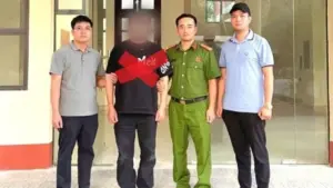 Lý Phong, người Trung Quốc bị truy nã quốc tế đặc biệt nguy hiểm, đã bị Công an Hải Phòng bắt giữ và bàn giao cho lực lượng chức năng.