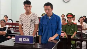 Hai bị cáo ở Huế lĩnh án tù sau khi dùng vỏ chai bia đuổi theo, ném vào mặt người đi đường gây thương tích 6%.