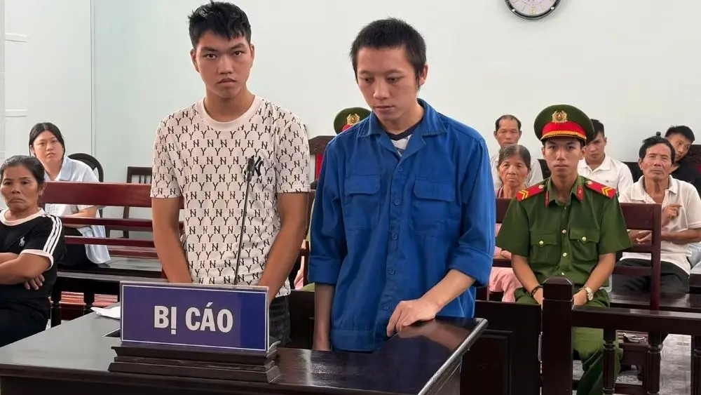 Hai bị cáo ở Huế lĩnh án tù sau khi dùng vỏ chai bia đuổi theo, ném vào mặt người đi đường gây thương tích 6%.