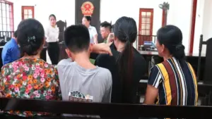 Phía sau mỗi phán quyết là những giọt nước mắt và câu chuyện về phận người được phóng viên pháp đình ghi lại.