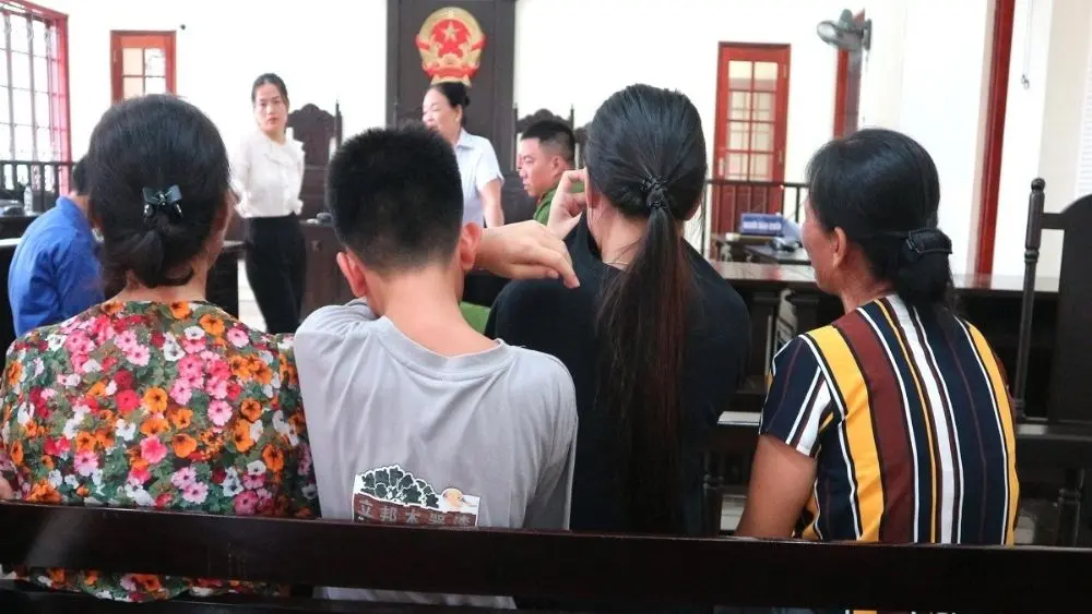 Phía sau mỗi phán quyết là những giọt nước mắt và câu chuyện về phận người được phóng viên pháp đình ghi lại.