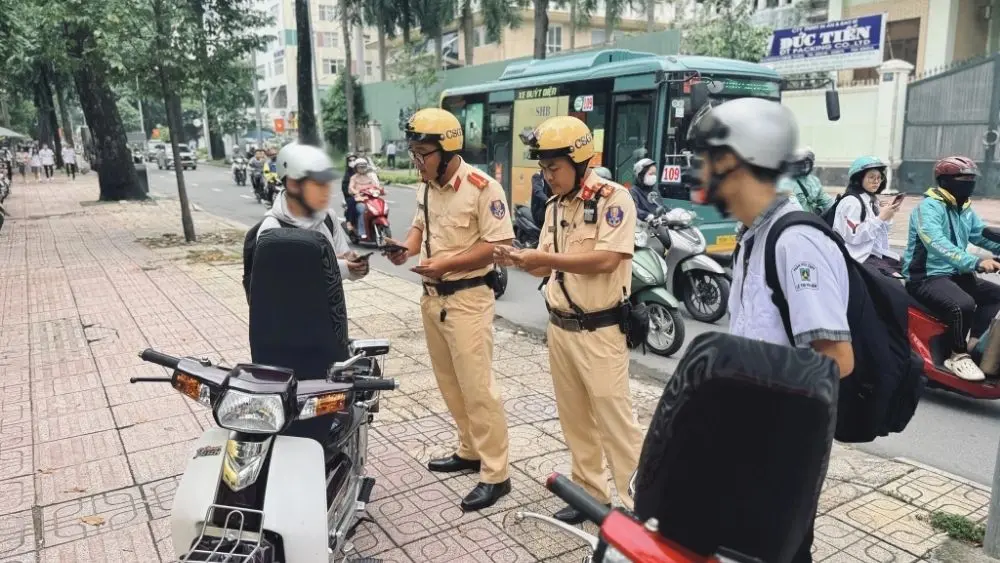 Học sinh vi phạm giao thông vẫn xảy ra dù đã ký cam kết, đặt ra trách nhiệm của nhà trường và hiệu trưởng trong việc phòng ngừa, xử lý.