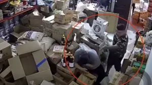 Hà Nội tạm giữ nghi phạm hành hung nam nhân viên giao hàng, vụ việc khiến nạn nhân bị gãy xương mũi và gò má. Xem chi tiết vụ việc.