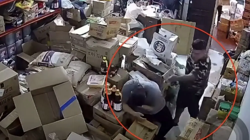 Hà Nội tạm giữ nghi phạm hành hung nam nhân viên giao hàng, vụ việc khiến nạn nhân bị gãy xương mũi và gò má. Xem chi tiết vụ việc.
