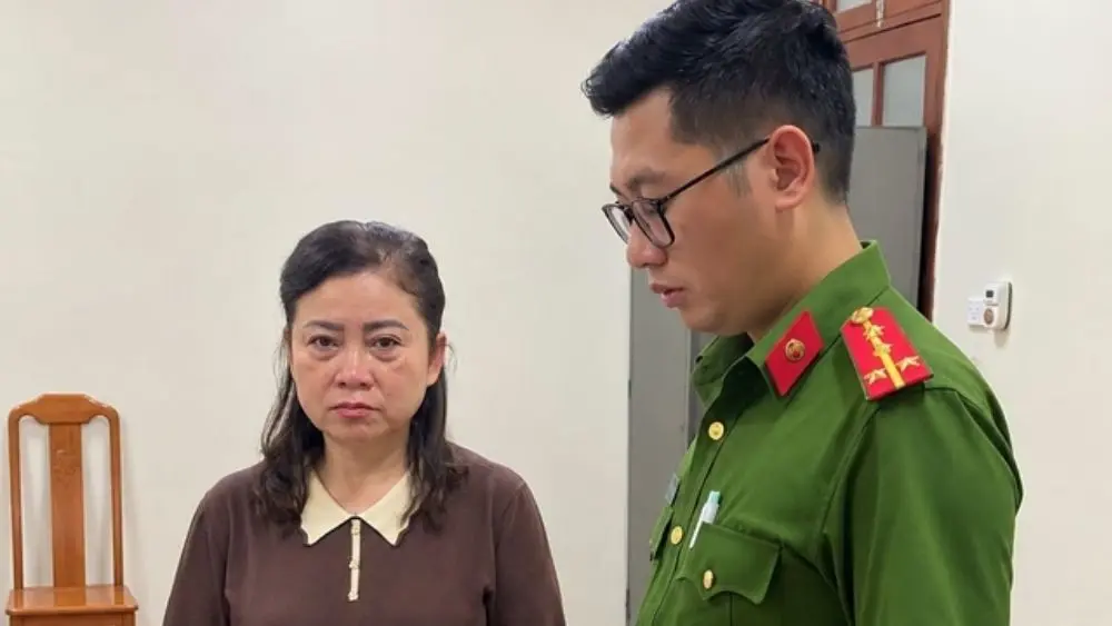 Trưởng phòng thuế Lộc Thị Hồng ở Lạng Sơn bị khởi tố, bắt tạm giam với cáo buộc nhận hối lộ 550 triệu đồng.