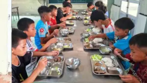 Học sinh bán trú Mường Lý bắt đầu năm học với những bữa cơm tại trường, cùng sự chăm lo của thầy cô và nhà trường.