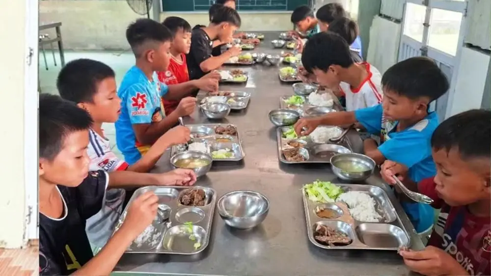 Học sinh bán trú Mường Lý bắt đầu năm học với những bữa cơm tại trường, cùng sự chăm lo của thầy cô và nhà trường.