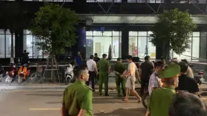 Lực lượng chức năng phong tỏa hiện trường vụ người đàn ông rơi từ tầng thượng chung cư ở Hải Phòng tử vong, điều tra nguyên nhân vụ việc.