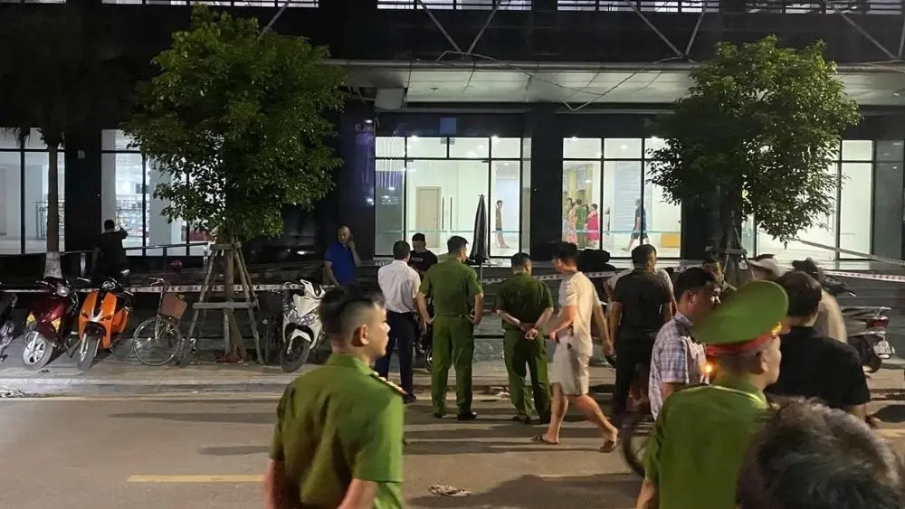 Lực lượng chức năng phong tỏa hiện trường vụ người đàn ông rơi từ tầng thượng chung cư ở Hải Phòng tử vong, điều tra nguyên nhân vụ việc.