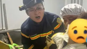 Người phụ nữ bị kẹt tay vào máy trộn dược liệu tại Thanh Hóa được lực lượng cứu nạn giải cứu sau khoảng 15 phút.