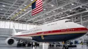 Ông Trump bí mật rời Air Force One bằng xe chở suất ăn