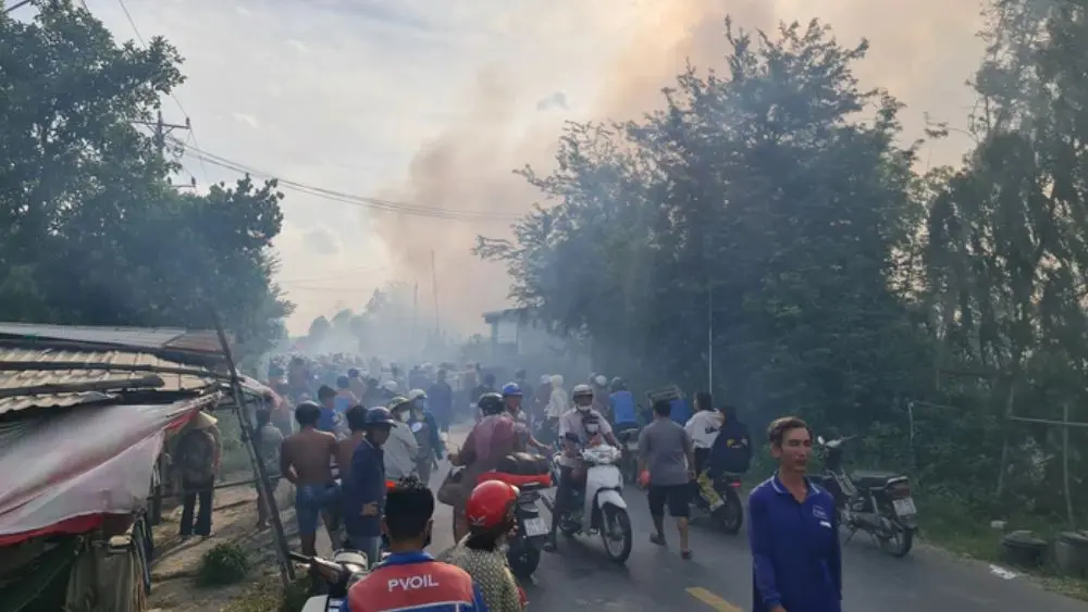 Cháy nhà yến ven quốc lộ 30 khiến giao thông qua khu vực ùn tắc