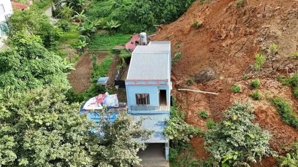 Sạt lở đất tại phường Bắc Kạn khiến một phần nhà bà Ma Thị Huyền bị sập, may mắn không gây thiệt hại về người.
