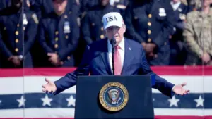 Ông Trump kể từng được lính cứu hỏa nhấc bổng đưa khỏi khu vực nguy hiểm sau vụ khủng bố 11/9, nhưng câu chuyện gây tranh cãi.