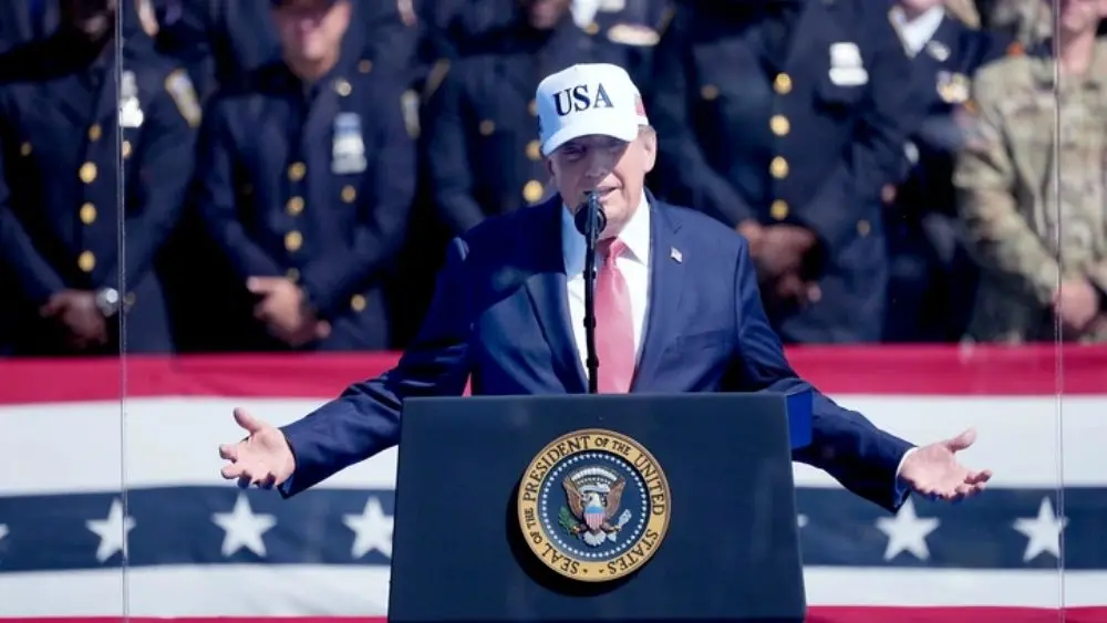 Ông Trump kể từng được lính cứu hỏa nhấc bổng đưa khỏi khu vực nguy hiểm sau vụ khủng bố 11/9, nhưng câu chuyện gây tranh cãi.
