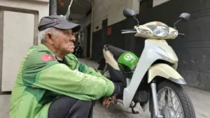 Ông Trần Văn Sanh, 89 tuổi, vẫn chạy xe ôm ở TP.HCM để mưu sinh, trang trải cuộc sống cho hai vợ chồng già.