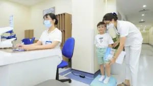 Theo dõi chiều cao, cân nặng giúp nhận biết sớm dấu hiệu trẻ chậm tăng trưởng và chủ động đưa trẻ đi khám khi cần.