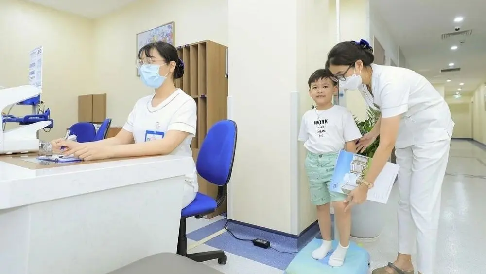Theo dõi chiều cao, cân nặng giúp nhận biết sớm dấu hiệu trẻ chậm tăng trưởng và chủ động đưa trẻ đi khám khi cần.